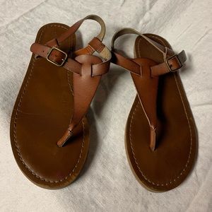 Brown sandal. Fits a 7 or 8